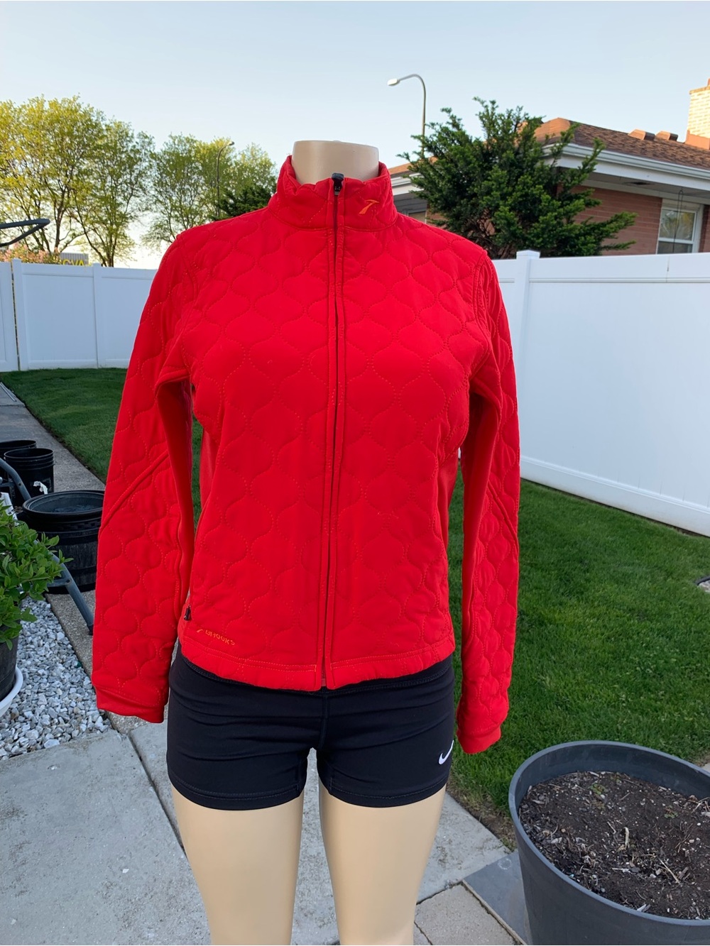 Brooks For Women Quilted Jacket Medium Red Running size M